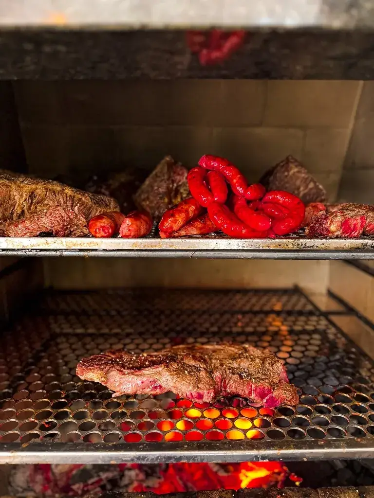 Buffet contemporâneo com pratos quentes e apresentação de alto padrão em São Paulo